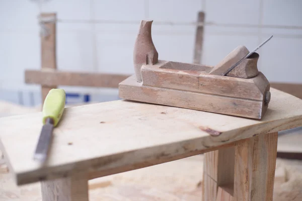 Snickare verktyg på bord av trä bakgrund. Kopiera utrymme — Stockfoto