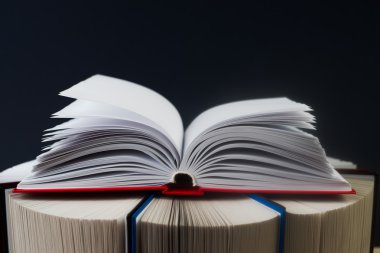 Açık kitap, ciltli kitap yığını. Okula dönüş. Kopya alanı