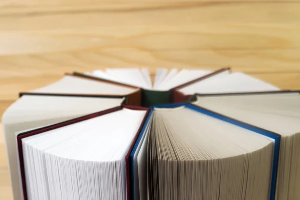 Livro aberto, pilha de livros sobre mesa de madeira. De volta à escola. Espaço de cópia — Fotografia de Stock