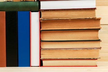 Ahşap masa üzerinde ciltli kitap yığını. Okula dönüş. Kopya alanı