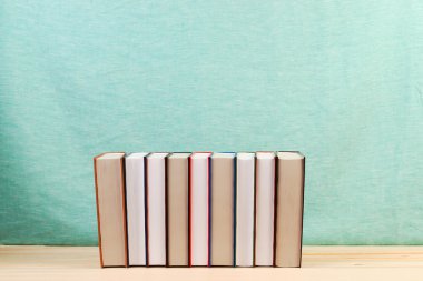 Ahşap masa üzerinde ciltli kitap yığını. Okula dönüş. Kopya alanı