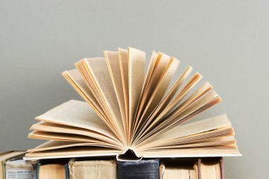 Açık kitap, ciltli kitap yığını. Okula dönüş. Kopya alanı