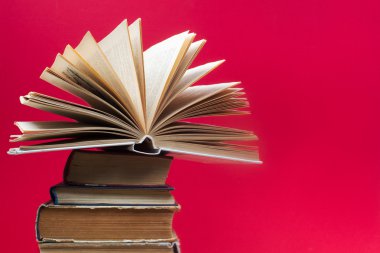 Açık kitap, ciltli kitap yığını. Okula dönüş. Kopya alanı