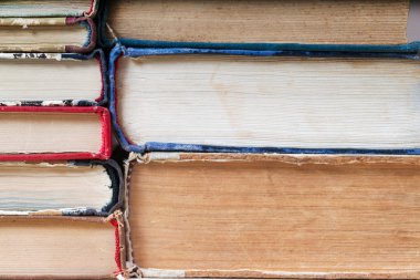 Ciltli kitapların yığınına yakın çekim. Okula dönüş. Kopya alanı