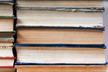 Ciltli kitapların yığınına yakın çekim. Okula dönüş. Kopya alanı