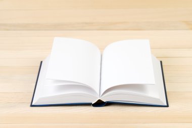 Ahşap masa üzerinde açık ciltli kitap. Okula dönüş. Kopya alanı