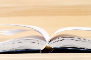 Ahşap masa üzerinde açık ciltli kitap. Okula dönüş. Kopya alanı