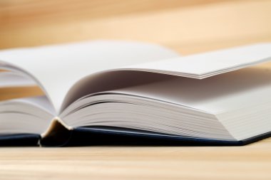 Ahşap masa üzerinde açık ciltli kitap. Okula dönüş. Kopya alanı