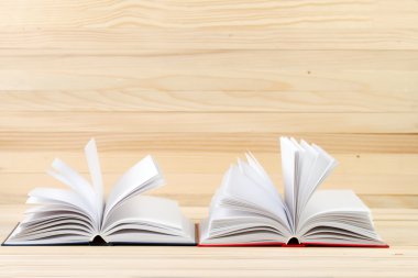 Ahşap masa açık ciltli kitap. Okula dönüş. Kopya alanı