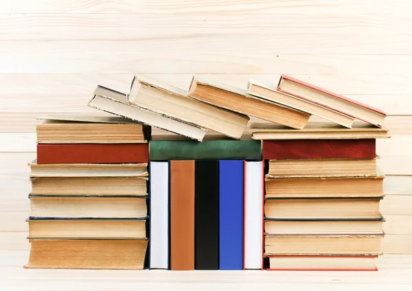 Pilha de livros de capa dura na mesa de madeira. De volta à escola. Espaço de cópia — Fotografia de Stock