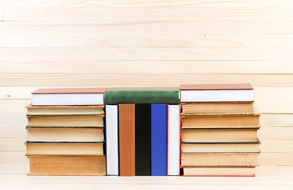 Stapel gebundene Bücher auf einem Holztisch. zurück zur Schule. Kopierraum — Stockfoto