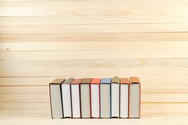 Stapel gebundene Bücher auf einem Holztisch. zurück zur Schule. Kopierraum — Stockfoto