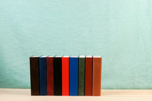Pila di libri rigidi su tavolo di legno. Torniamo a scuola. Copia spazio — Foto Stock