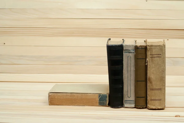 堆书。木制的桌子上的精装书。知识是重要的。复制空间 — 图库照片