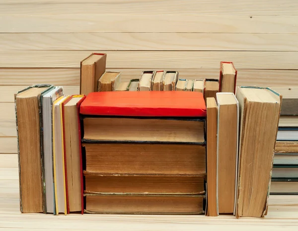 Pilha de livros de capa dura na mesa de madeira. De volta à escola. Espaço de cópia — Fotografia de Stock