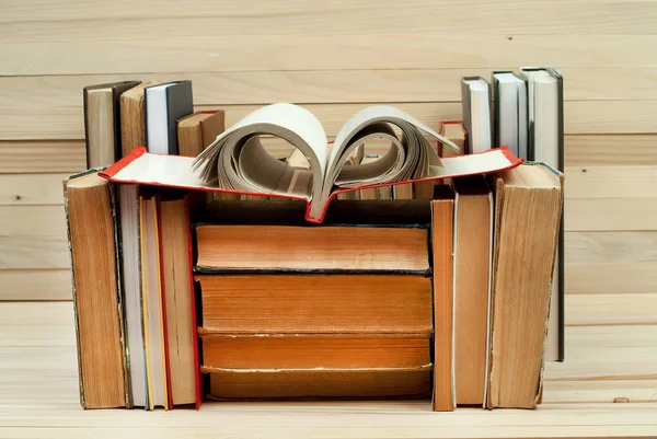 Montón de libros. Libro abierto, libros de tapa dura sobre mesa de madera. El conocimiento es importante. Copiar espacio. Vista superior — Foto de Stock