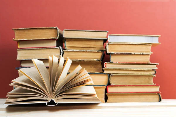 Libro abierto, pila de libros de tapa dura sobre mesa de madera. De vuelta a la escuela. Copiar espacio — Foto de Stock