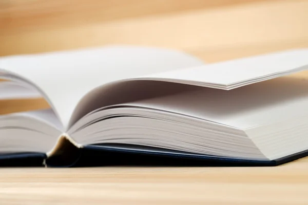 Ouvre le livre sur une table en bois. Je retourne à l'école. Espace de copie — Photo