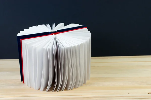 Abra livros de capa dura na mesa de madeira. De volta à escola. Espaço de cópia — Fotografia de Stock