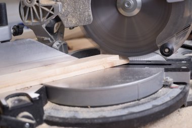 Ahşap masada talaşlı marangoz aletleri. Dairesel Testere.