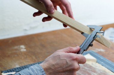 Carpenter çalışıyor. Boş ölçümü denetleme.