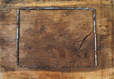 Mühendislik araçları üzerinde ahşap masa matkap. Başarı kavramı.