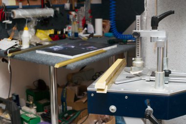 Frameshop çerçevesinde çalışan usta.