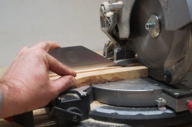 Ahşap masada talaşlı marangoz aletleri. Dairesel Testere.