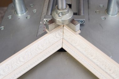 Frameshop çerçevesinde çalışan usta.