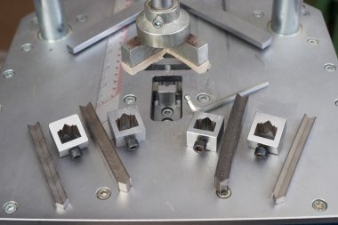 Frameshop çerçevesinde çalışan usta.