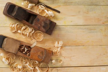 Araçlar ahşap masa arka plan üzerinde bir marangoz. Üstten Görünüm. Kopya alanı