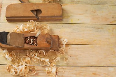 Araçlar ahşap masa arka plan üzerinde bir marangoz. Üstten Görünüm. Kopya alanı