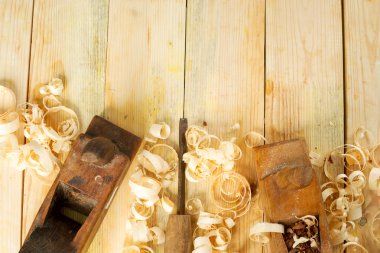 Ahşap masa arka plan talaş ile araçlarda bir marangoz. Kopya alanı