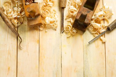 Ahşap masa arka plan talaş ile araçlarda bir marangoz. Kopya alanı