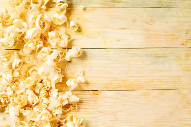 Ahşap masa arka plan talaş ile araçlarda bir marangoz. Kopya alanı