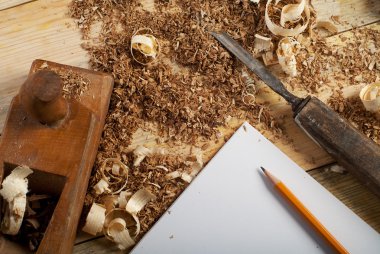 Beyaz sayfa üzerinde talaş ile marangoz aletleri için ahşap masa.