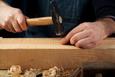 Araçlar ahşap masa arka plan üzerinde bir marangoz. Üstten Görünüm. Kopya alanı