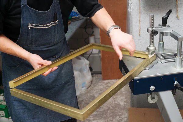 Handwerker arbeitet an Rahmen im Frameshop. — Stockfoto