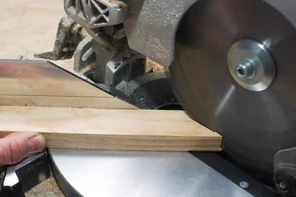 Timmerman gereedschap op houten tafel met zaagsel. Cirkelzaag. — Stockfoto