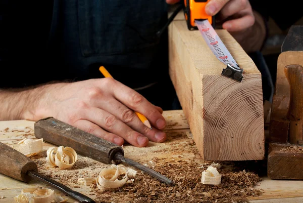 Timmerman werken, hamer, meter en schroevendraaier op bouw achtergrond — Stockfoto