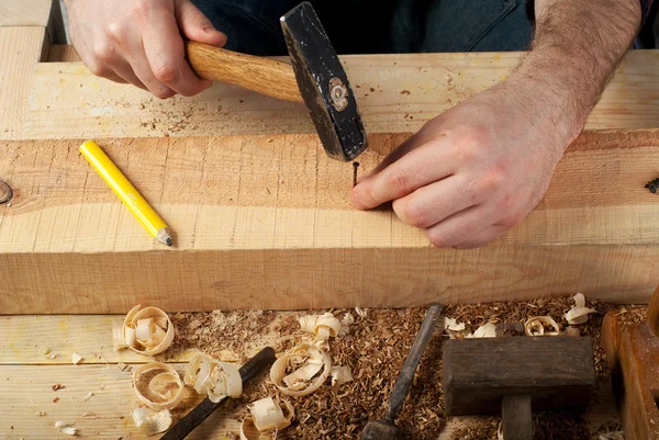 Timmerman tools op houten tafel achtergrond. Bovenaanzicht. Kopiëren van ruimte — Stockfoto