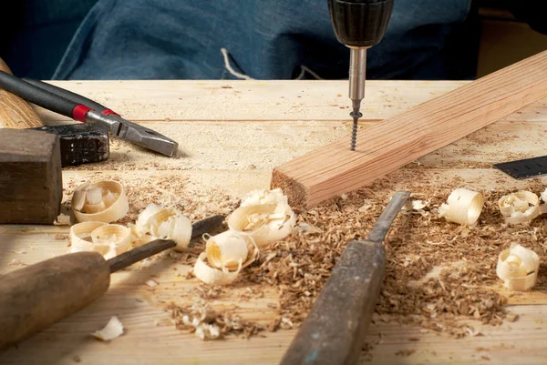 Herramientas de carpintería sobre fondo de mesa de madera. Vista superior. Copiar espacio — Foto de Stock