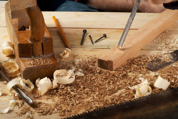 Herramientas de carpintería sobre fondo de mesa de madera. Vista superior. Copiar espacio — Foto de Stock