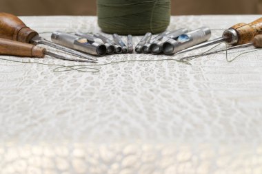 Deri el sanatları araçlar arka plan üzerinde. Usta çalışma masası.