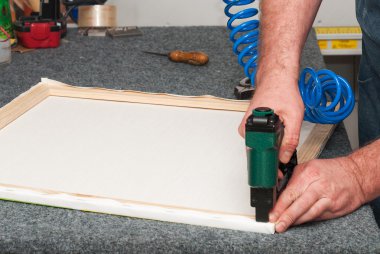 Çerçeve çerçeve dükkanda çalışan usta. Kare açı tutan profesyonel çerçevecisi el. Üstten Görünüm.