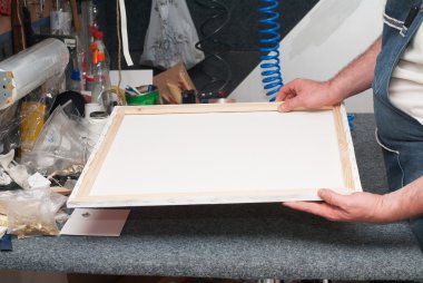 Çerçeve çerçeve dükkanda çalışan usta. Kare açı tutan profesyonel çerçevecisi el. Üstten Görünüm. Uzay kopyalayın. Üstten Görünüm