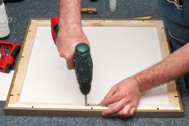 Çerçeve çerçeve dükkanda çalışan usta. Kare açı tutan profesyonel çerçevecisi el. Üstten Görünüm. Kopya alanı