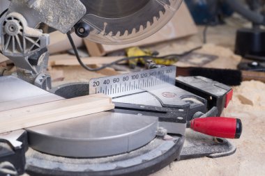 Ahşap masada talaşlı marangoz aletleri. Dairesel Testere.