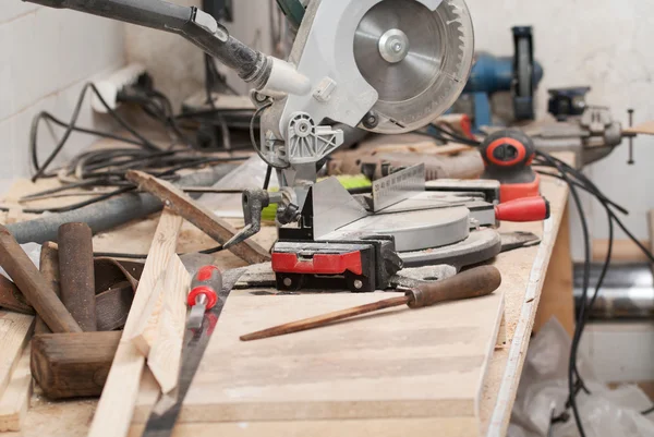 Herramientas de carpintería sobre mesa de madera con serrín. Sierra circular. Copiar espacio — Foto de Stock