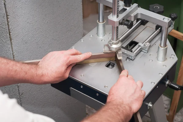 Handwerker bei der Arbeit am Rahmen im Rahmengeschäft. professionelle Rahmenhand, die Rahmenwinkel hält. Ansicht von oben. Kopierraum. Ansicht von oben — Stockfoto